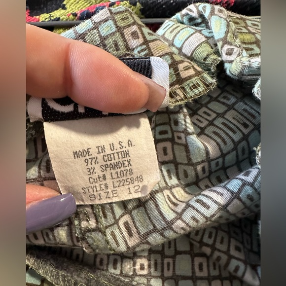 Cute green print skirt! - Picture 2 of 4